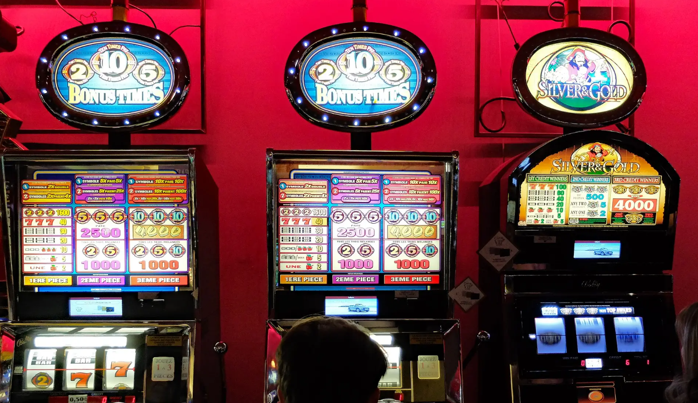 How do you know when a slot machine will hit
