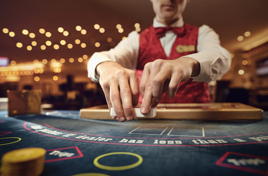 US Online Casino Deposit Bonuses vs. Free Money Offers